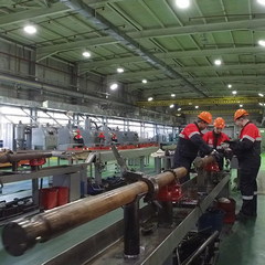 Именно так  происходит процесс разборки оборудования, а именно компонентов установки электроцентробежного насоса. Не так давно эта установка трудилась в глубинах земли, поднимая наверх пластовую жидкость, но что-то пошло не так и она отказалась работать. Если говорить профессиональным языком, то произошёл отказ оборудования. А вот по какой причине – именно это и должны выяснить при разборе. Поэтому  производить разборку следует предельно аккуратно, чтобы ничего не повредить.  Те,  кто работают на данном участке,  знают не понаслышке какой это тяжёлый физический труд, требующий сконцентрированного внимания.
